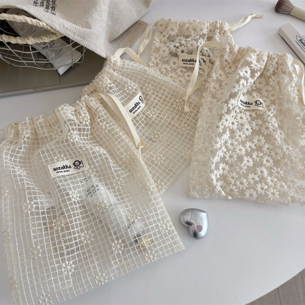 Travel Accessories Bag - กระเป๋าเครื่องสำอางผ้าตาข่ายปักลายดอกเดซี่พร้อมเชือกรูด กระเป๋าใส่ของใช้ในห้องน้ำ ชุดชั้นใน ถุงเท้า สำหรับเดินทางช่วงฤดูร้อน กระเป๋าจัดระเบียบอุปกรณ์เสริม